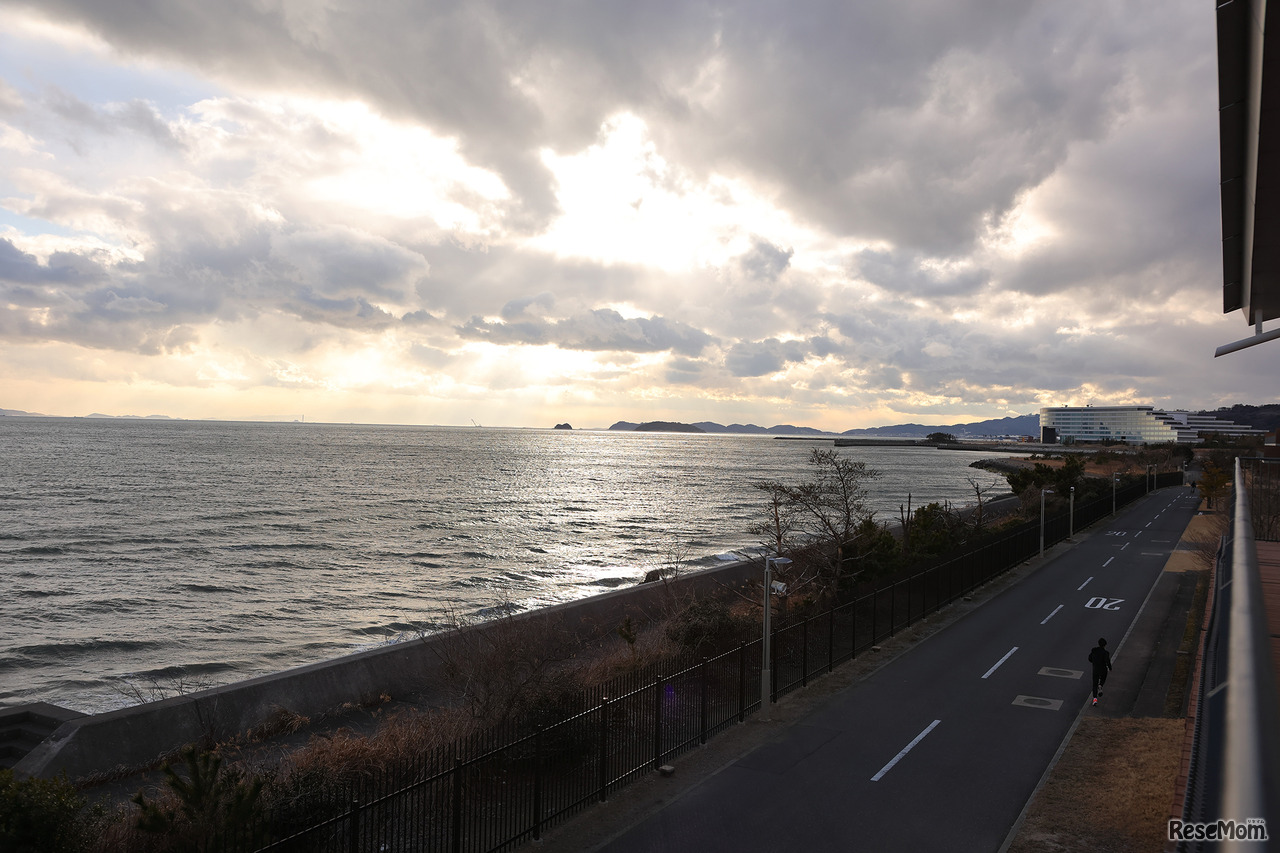 食堂から見える広い海。校舎のいたるところから海を眺めることができる
