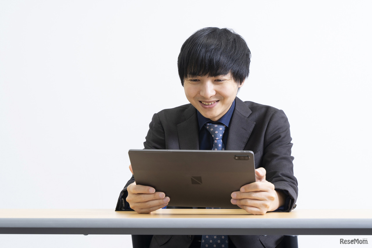 スピーカの音質に驚くヨビノリたくみ氏