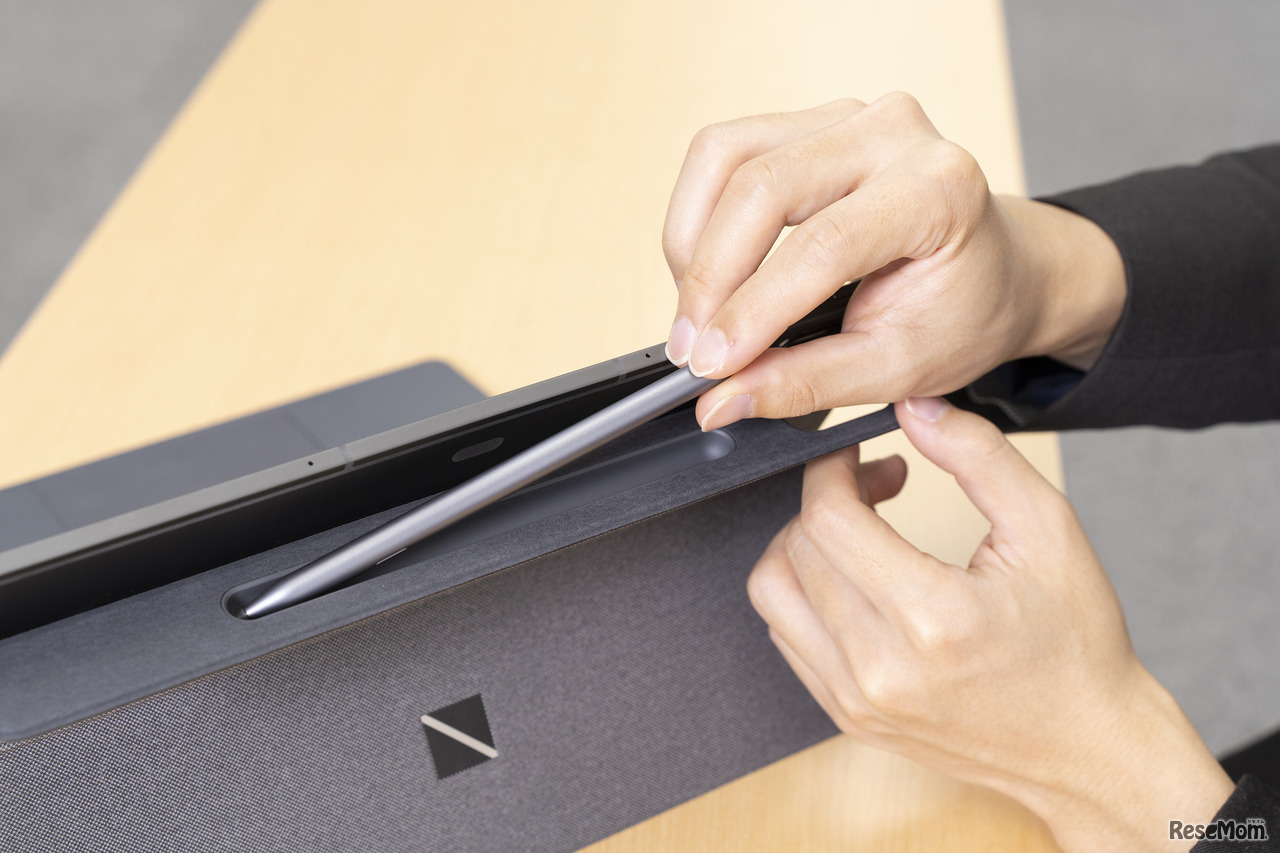 カバーにはデジタルペン収納も。収納するだけで自動充電できるのも魅力