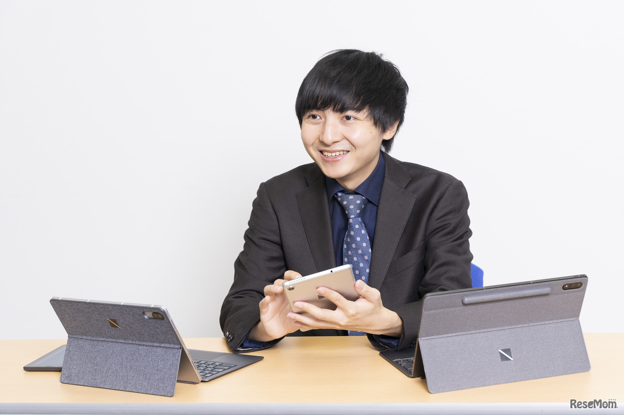 インタビューに応じるヨビノリたくみ氏