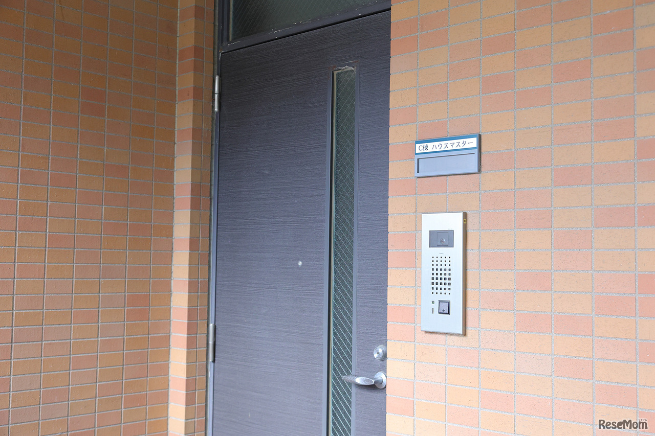 ハウスマスターはハウスの隣に住んでいる