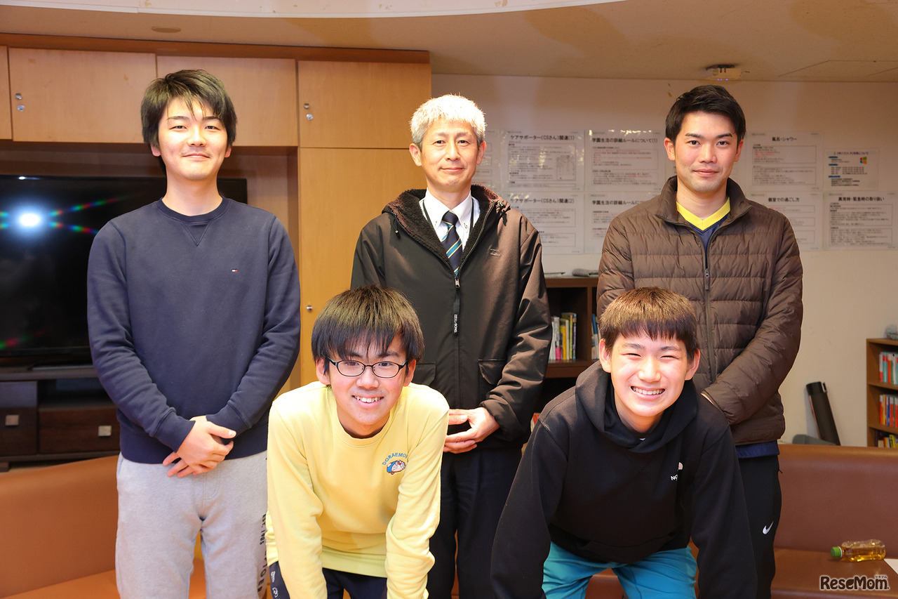 お気に入りの場所、ハウスのパブリックラウンジにて。上段左から、「ハウスC」のフロアマスターの宮本遊馬さん、ハウスマスターの山下勇一さん、フロアマスターの畠広樹さん。下段左から高瀬福也さんと中野泰賀さん（所属は2022年3月時点）