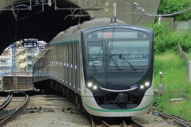 より環境性能を向上さえた田園都市線の2020系。