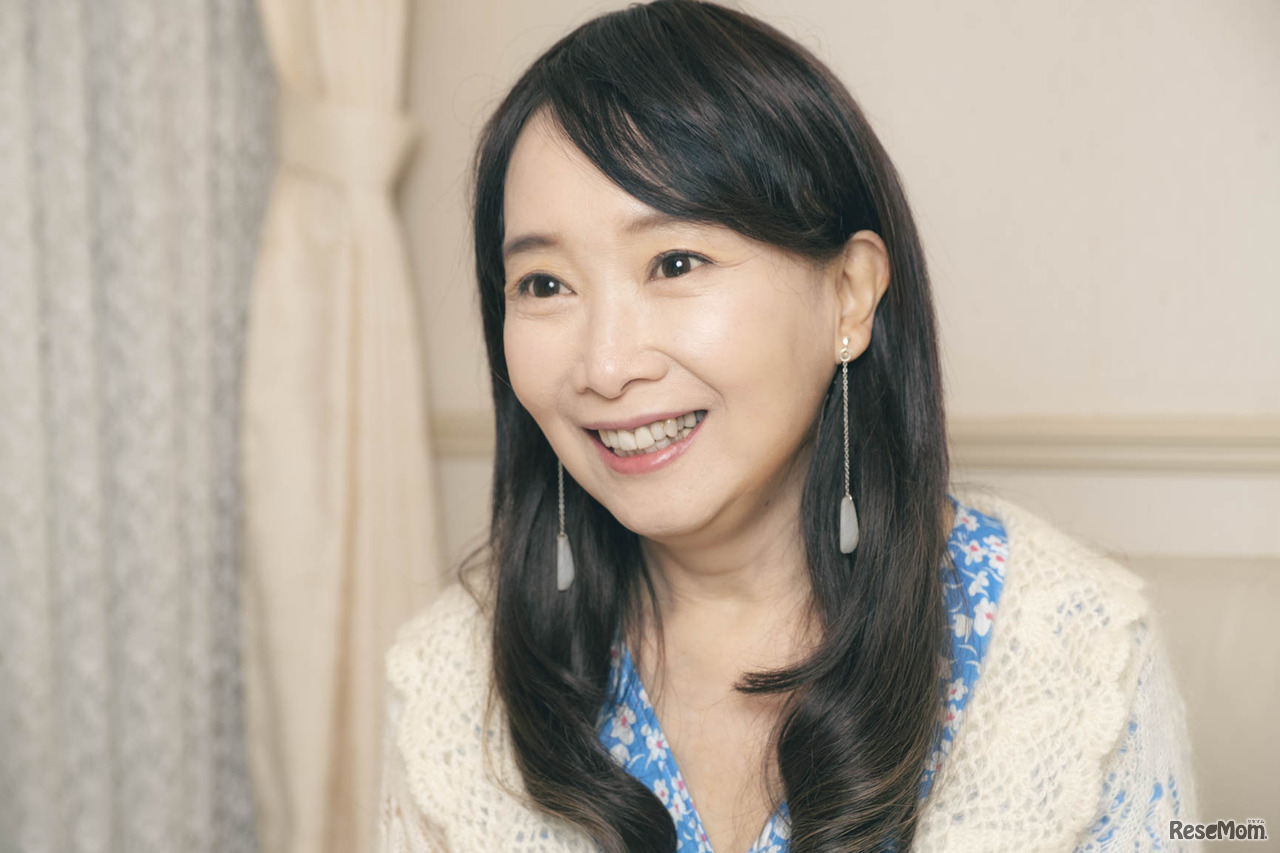 インタビューに応じるアグネス・チャン氏