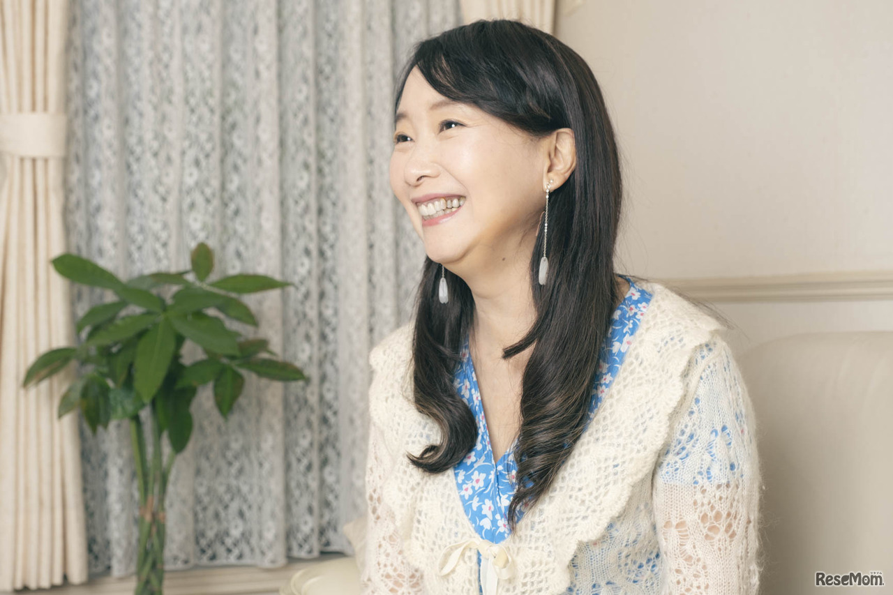 インタビューに応じるアグネス・チャン氏