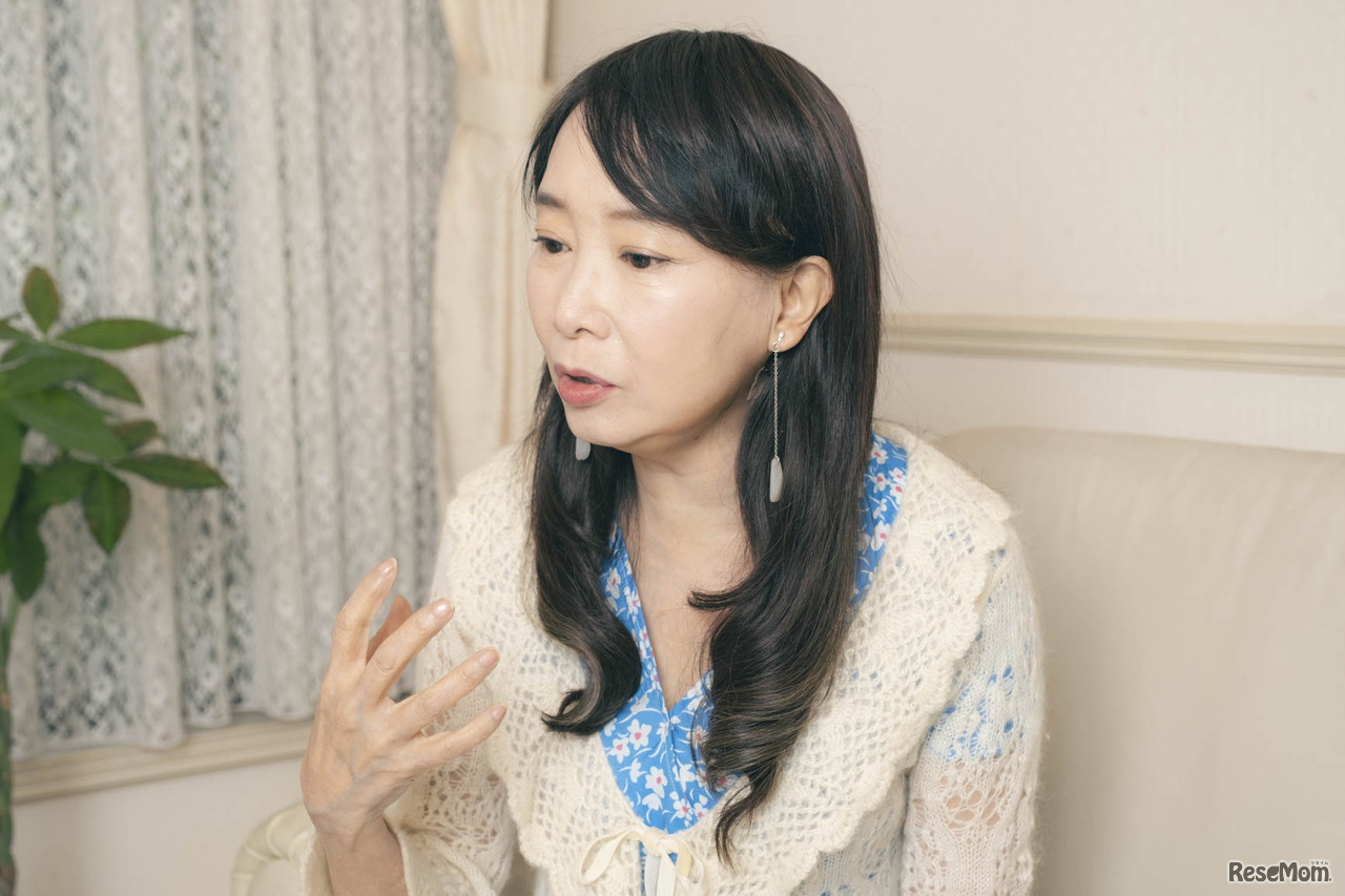 インタビューに応じるアグネス・チャン氏