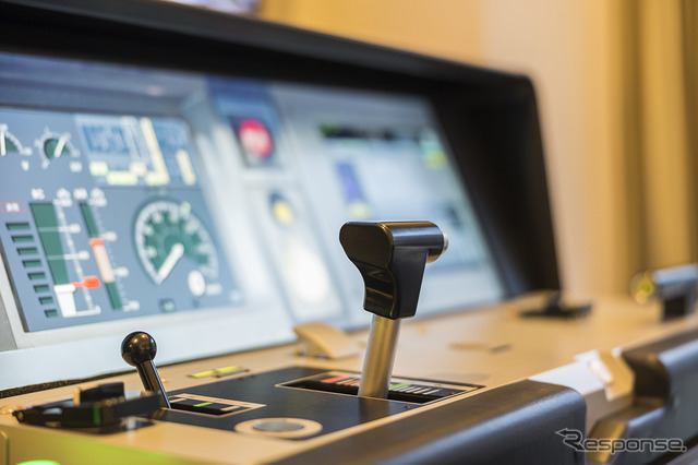 JR東日本トレインシミュレータはマスターコントローラーや計器類、保安装置などが本物に忠実に再現されている。音も実車から収録したものが使われる。