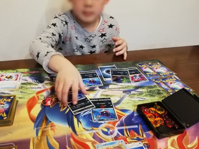 『ポケカ』は子供の学力アップにも繋がる！負けたくない小1息子に立ちはだかる、複雑なダメージ計算たち