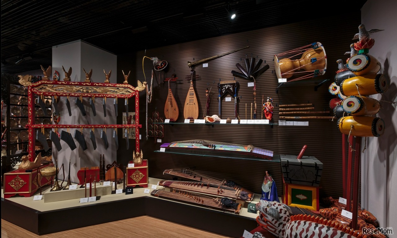 世界の民族楽器展示室
