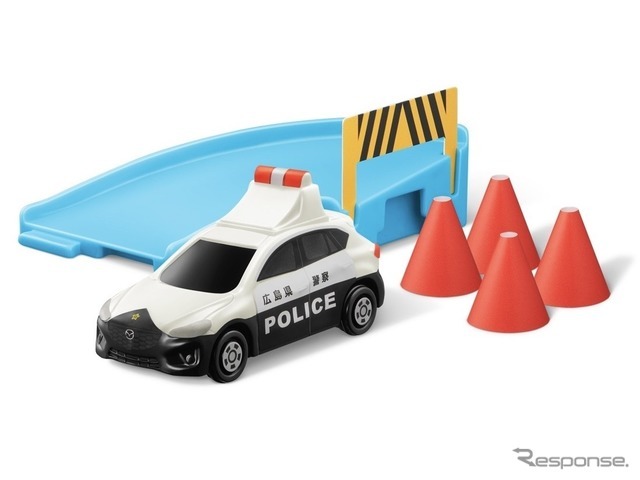 カーブ道路＆マツダCX‐5パトロールカー