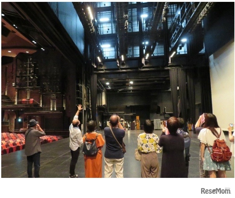 「劇場ツアー」参加者のようす