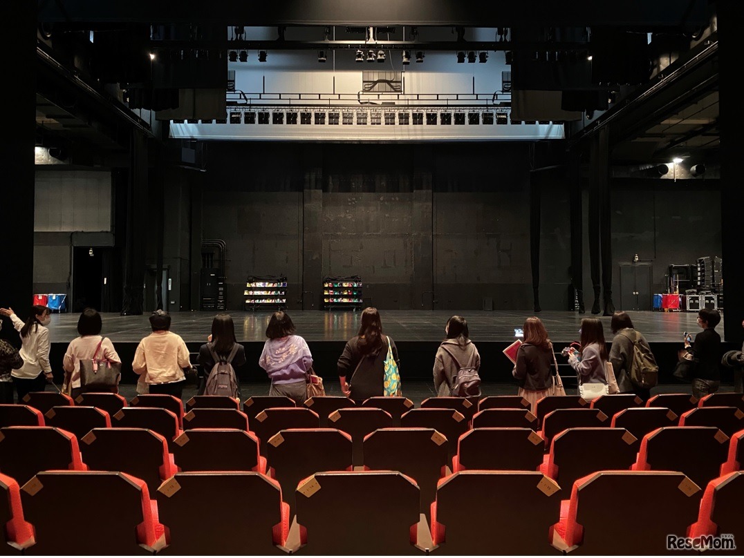 「劇場ツアー」参加者のようす