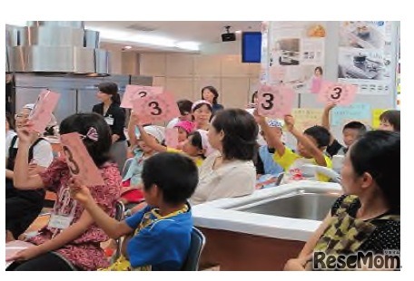 「学ぼう！マネー＆クッキング食のチカラ×お金のチカラ」の様子