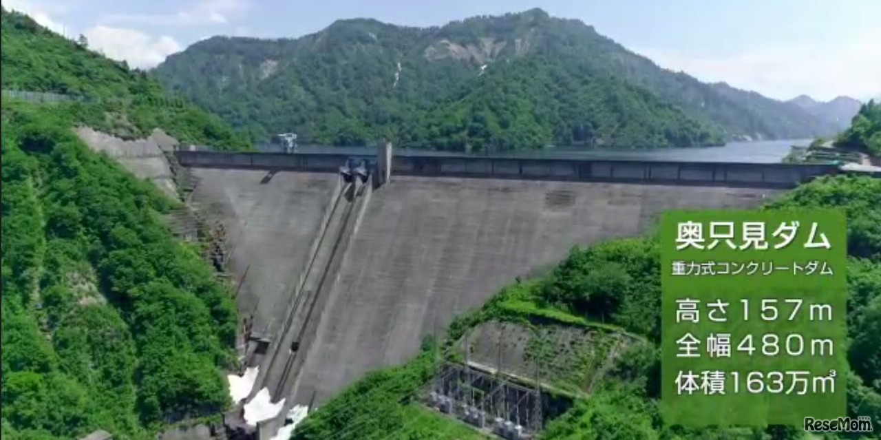 重力式コンクリートダムでは日本一の「奥只見ダム」がシルバーラインを抜けると見えてくる（2021年8月エコ×エネ体験ツアーより）