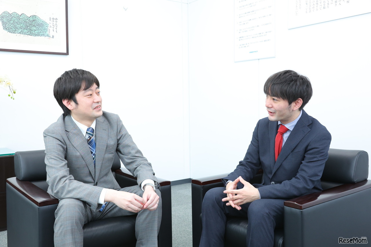 河合塾マナビス 取締役 教務部部長 藤吉俊介氏（左）と、吉祥寺校校舎長 伊藤春馬氏（右）
