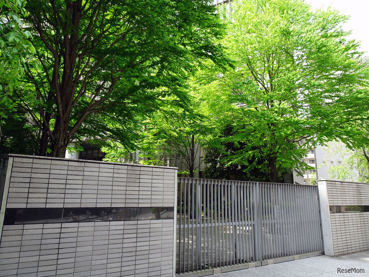 大妻中学高等学校正門のようす