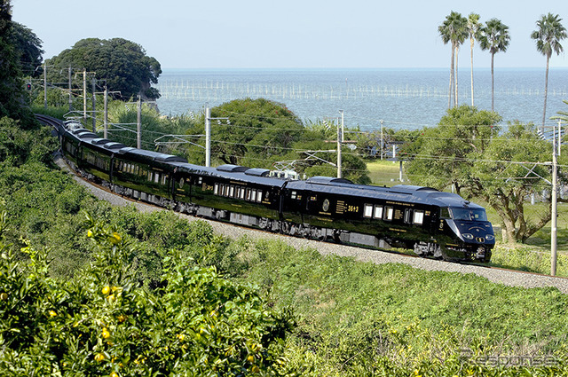 長崎本線を走る『36ぷらす3』。毎週月曜の博多～長崎間コースは、10月から新コースに変更される。