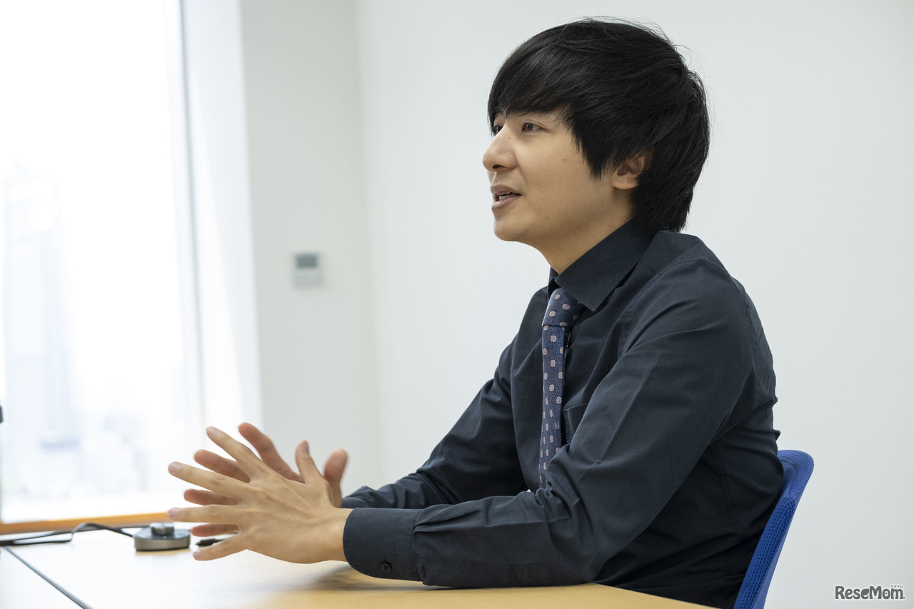 「動画配信に慣れていない方がやりがちなのが、カメラのレンズをちゃんと見ていないこと。レンズを生徒だと思って見ています。」