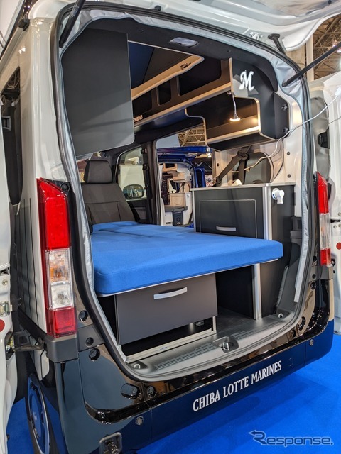 ホワイトハウス・マリーンズキャンパー：リアゲートもマリーンズ仕様のオリジナルデザイン