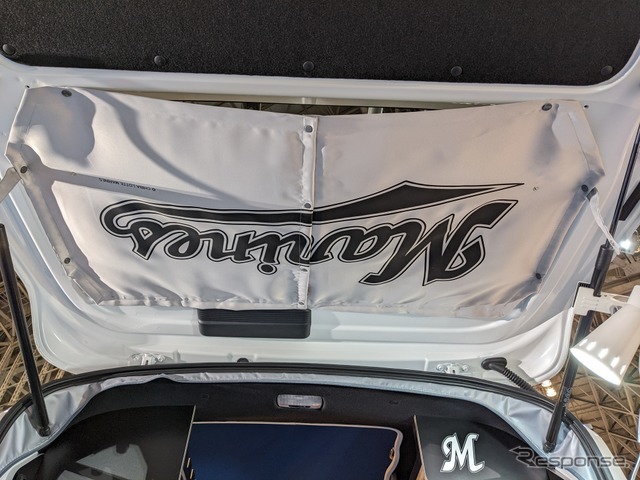 ホワイトハウス・マリーンズキャンパー：チームフラッグを思わせるリアゲートのサンシェード