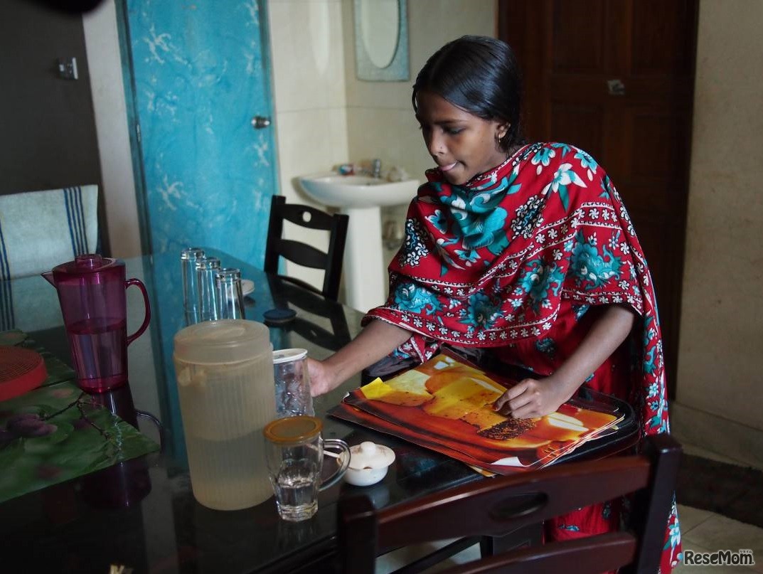 食卓を整える少女