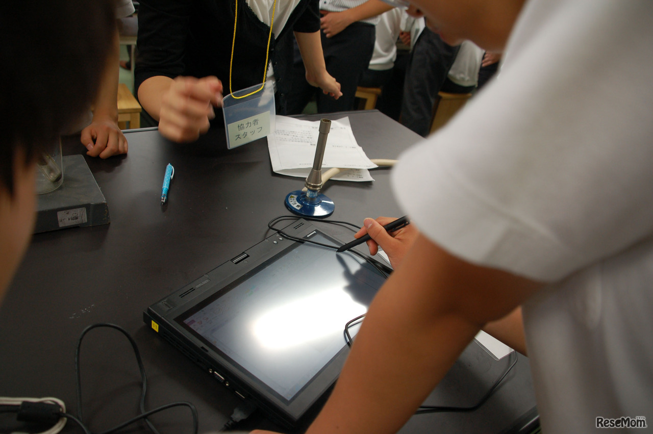 手書きのほうがいいと言う生徒も。タブレットPCのディスプレイ面をくるりと回転させタッチペンで入力する