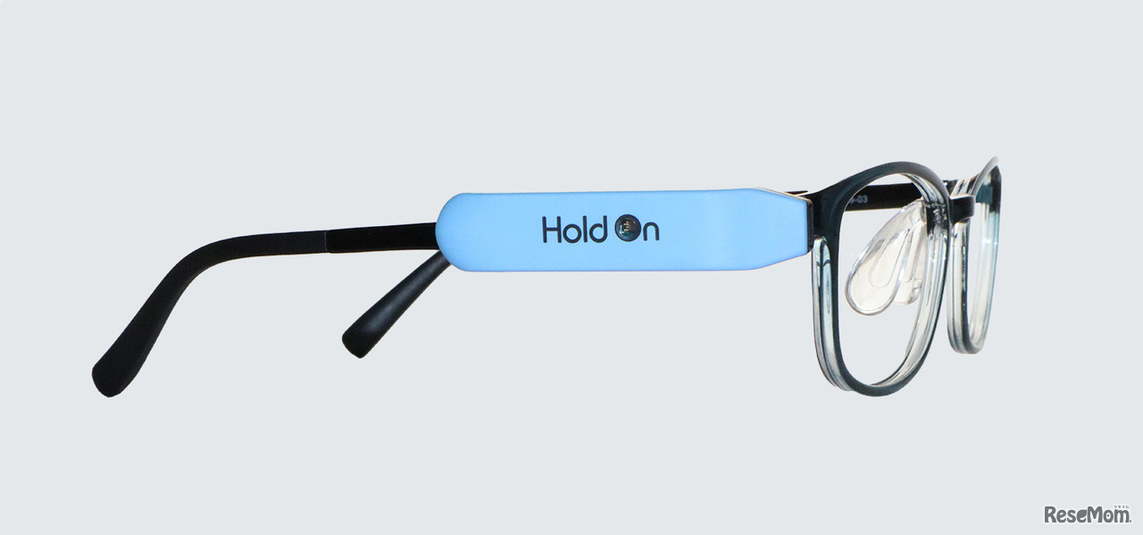 メガネに「アイケアークリップ」を装着したところ。コンパクトなので違和感も少ない