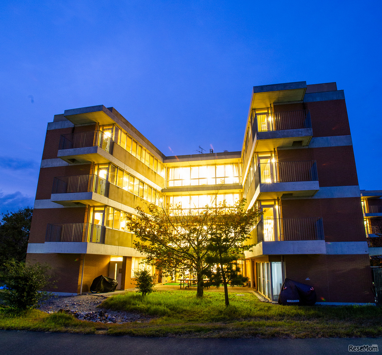 夜の海陽学園のハウス外観