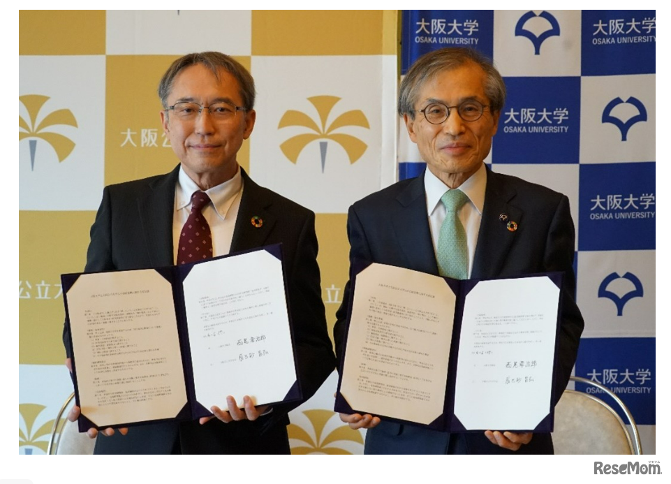 大阪公立大学 辰巳砂昌弘学長（左）・大阪大学 西尾章治郎総長（右）