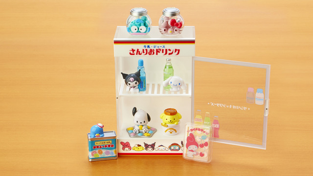「さんりお駄菓子本舗シリーズ」ドリンクケース風飾り棚（C）’22 SANRIO 著作（株）サンリオ