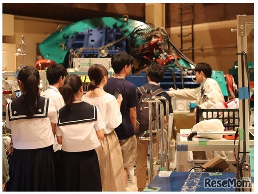 加速器見学、研究者と交流