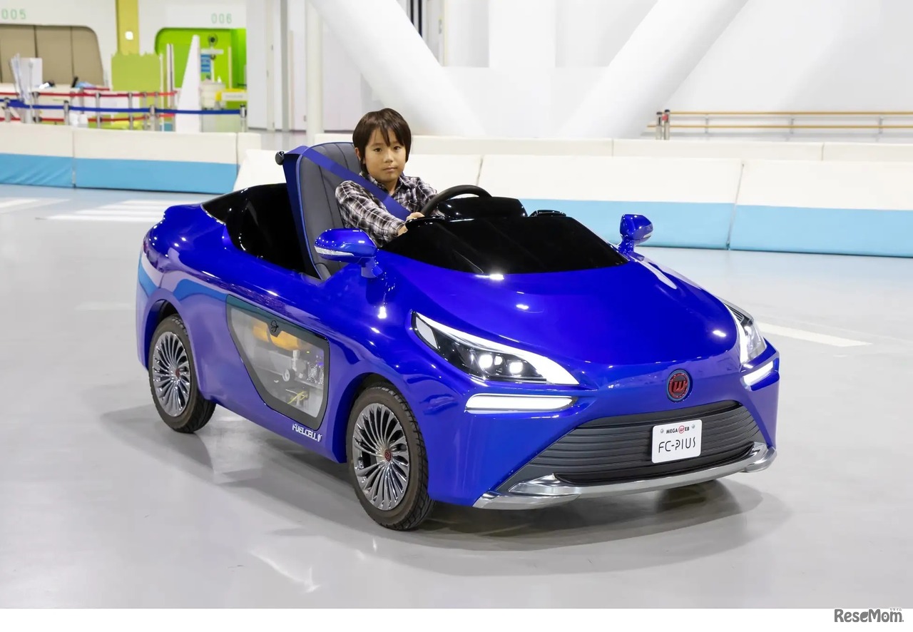 子供向け燃料電池自動車FC-PIUS試乗会