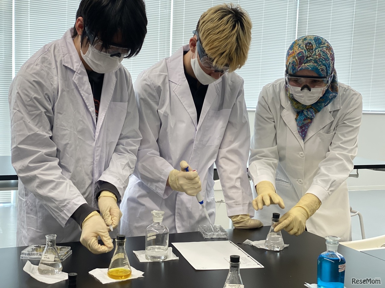 化学IIAの授業（実験）のようす