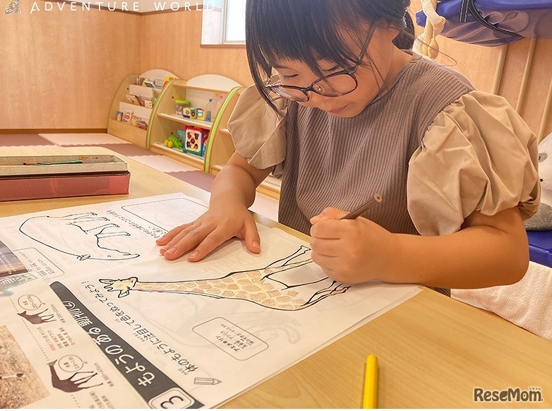 自宅で自由研究プログラムに取り組む子供のようす