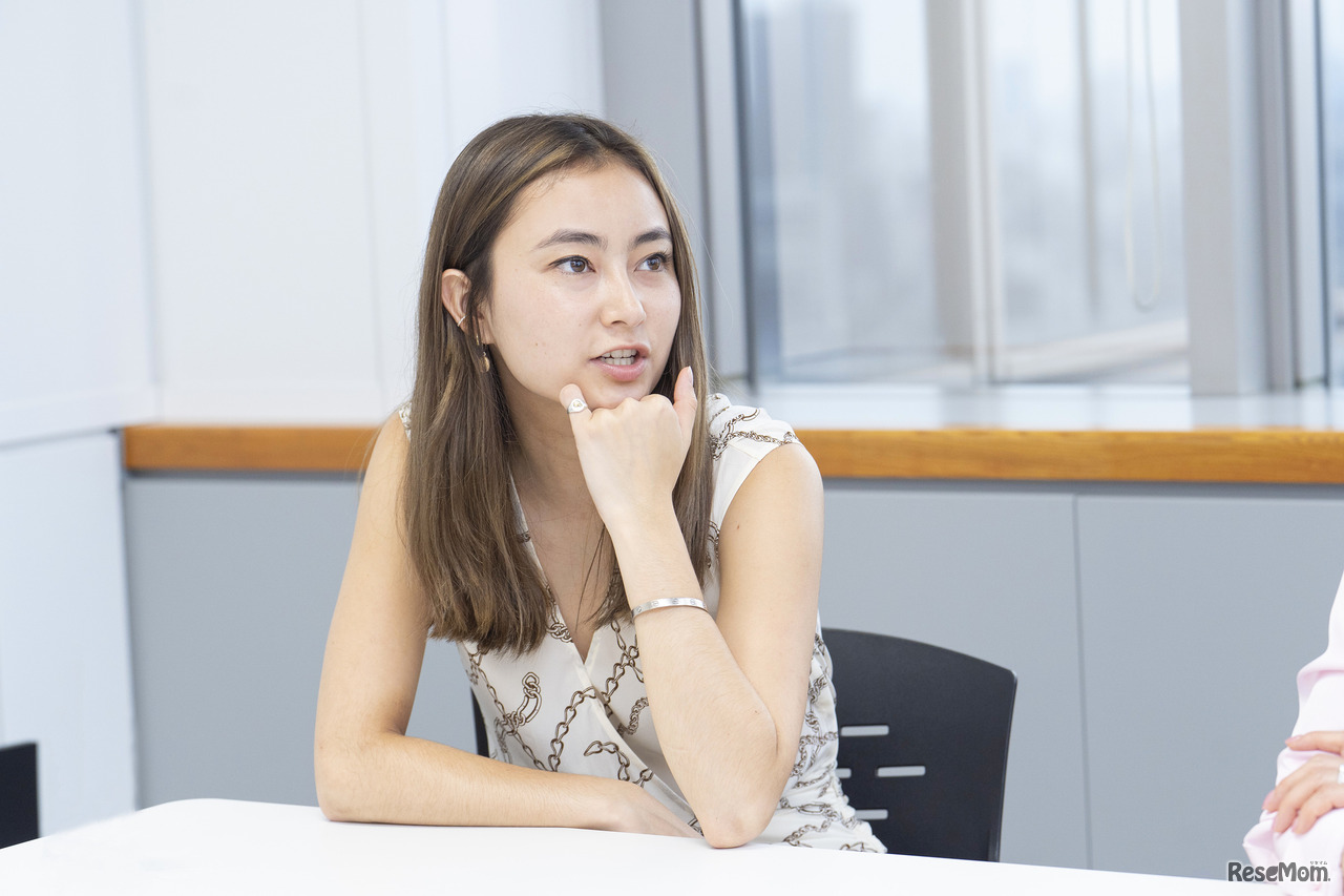 インタビューに応じるスカイさん