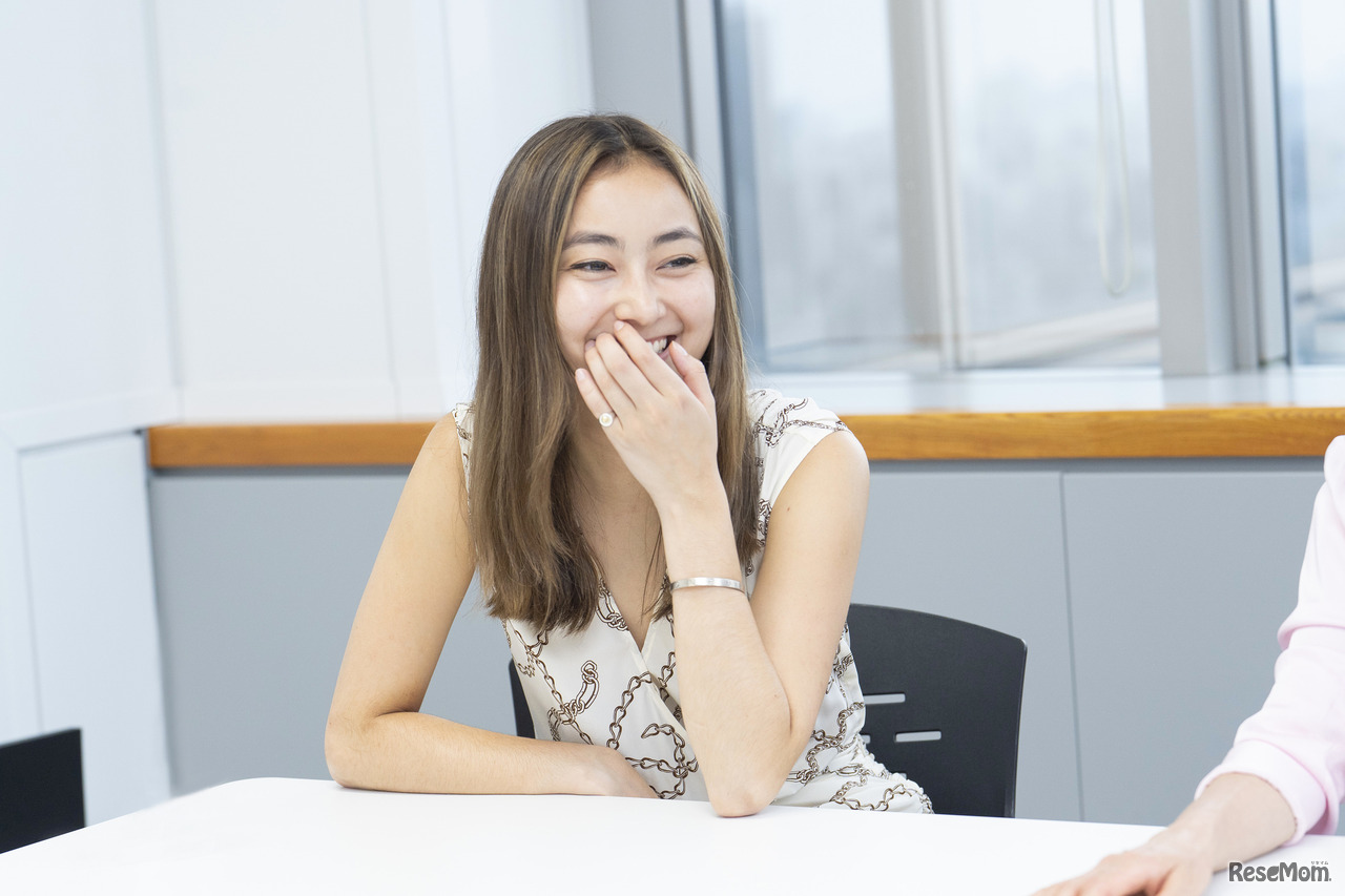 インタビューに応じるスカイさん