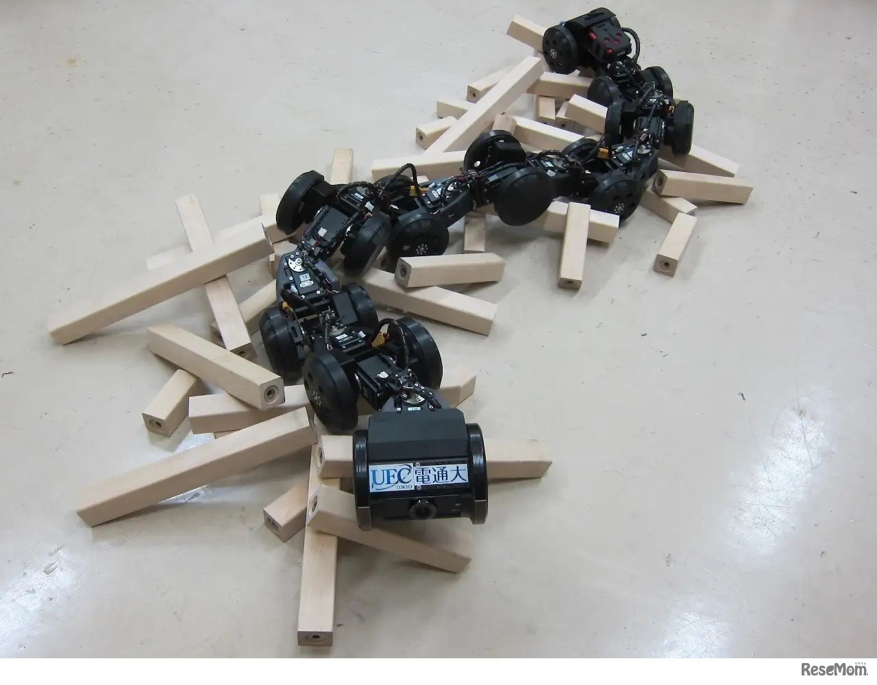 災害対応ヘビ型ロボットT2Snake-3©国立大学法人電気通信大学 田中基康研究室