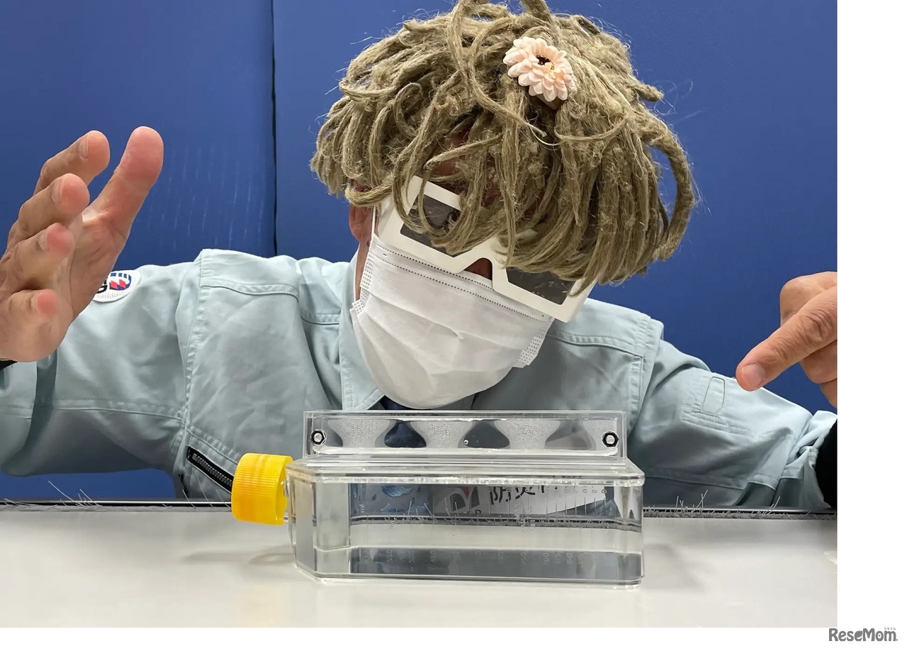 防災科研Dr.ナダレンジャーの実験ショー©国立研究開発法人 防災科学技術研究所