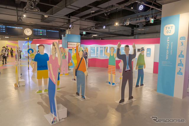 書き割りの人がたくさん展示されているメチャコミ・スクエア駅。