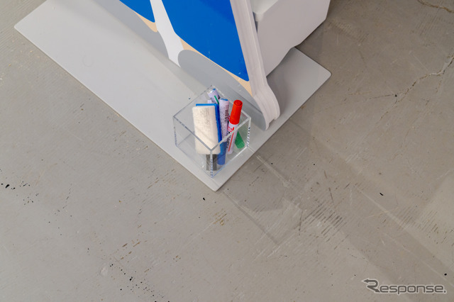 書き割りの足下にペンとイレーザーが設置されている。