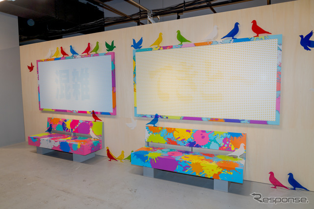 ベンチの上のボードは、デジカメやスマホで写真を撮ると文字が浮かび上がる仕様。