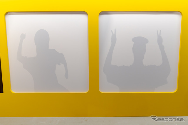 影絵を楽しむこともできる。ボードの裏に回って、自由なポーズを取り、同行者に写真を取ってもらうのも楽しい。