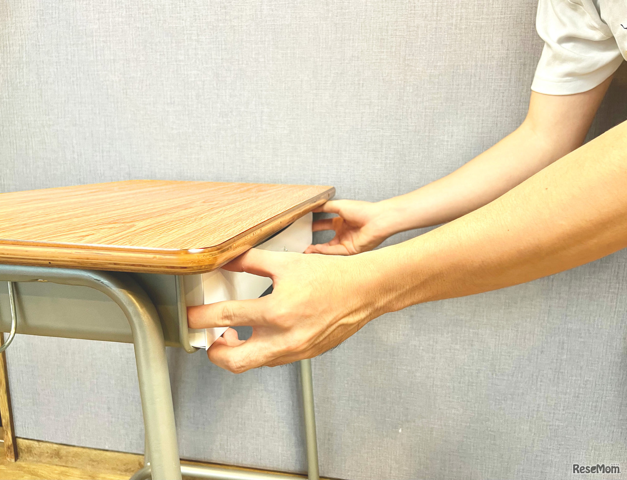 下から手を入れると外れる