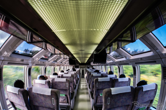11月に北海道内各地を走るキハ183系「ノースレインボーエクスプレス」の車内。天窓が付いた車内も今秋で乗り納めのようだ。