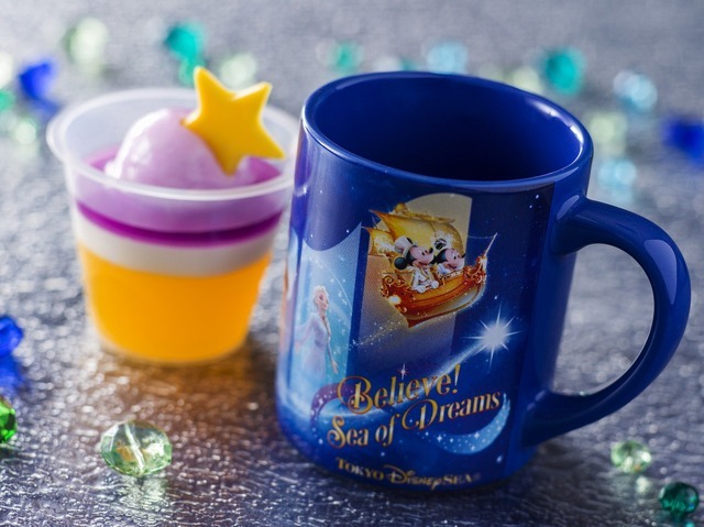 「ミックスフルーツゼリー＆ホワイトチョコムース、スーベニアカップ付き」（900円）