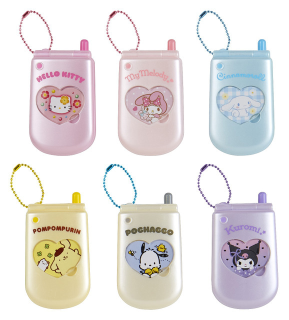 「ときめき平成コギャルデザインシリーズ」えらんでガラケーフォトホルダー 1,320 円（C）’22 SANRIO 著作（株）サンリオ