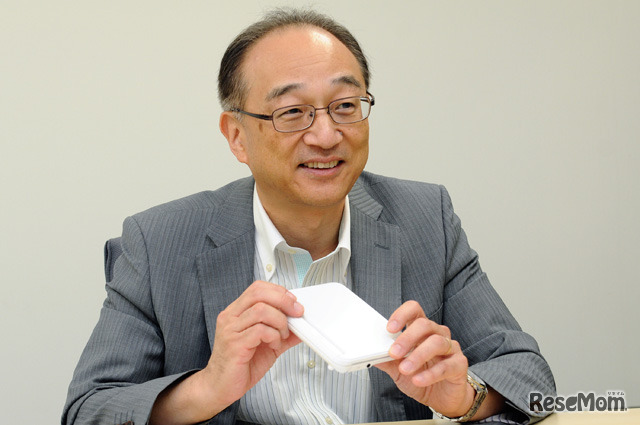 PW-G5200を手にする藤井氏