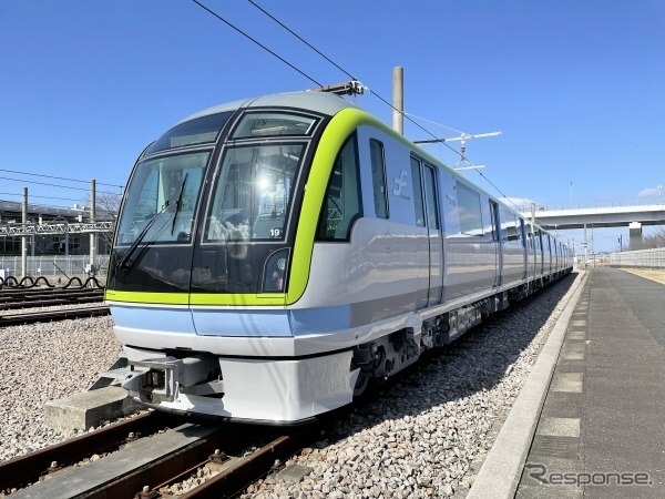 新型車両3000A系。前面の非常用貫通扉は開放され、車内からトンネルを見ることができる。