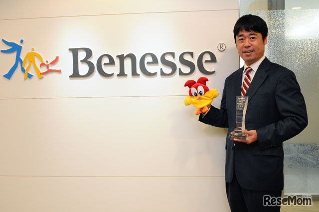 トロフィーとPippon（ピポン）を手に喜びの表情の山本氏