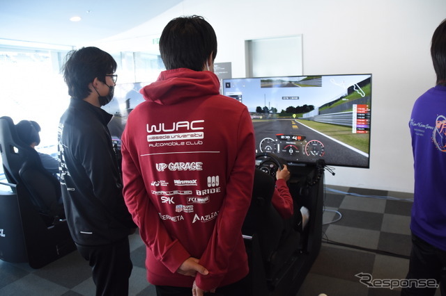 選手の走行を見守るチームメイト